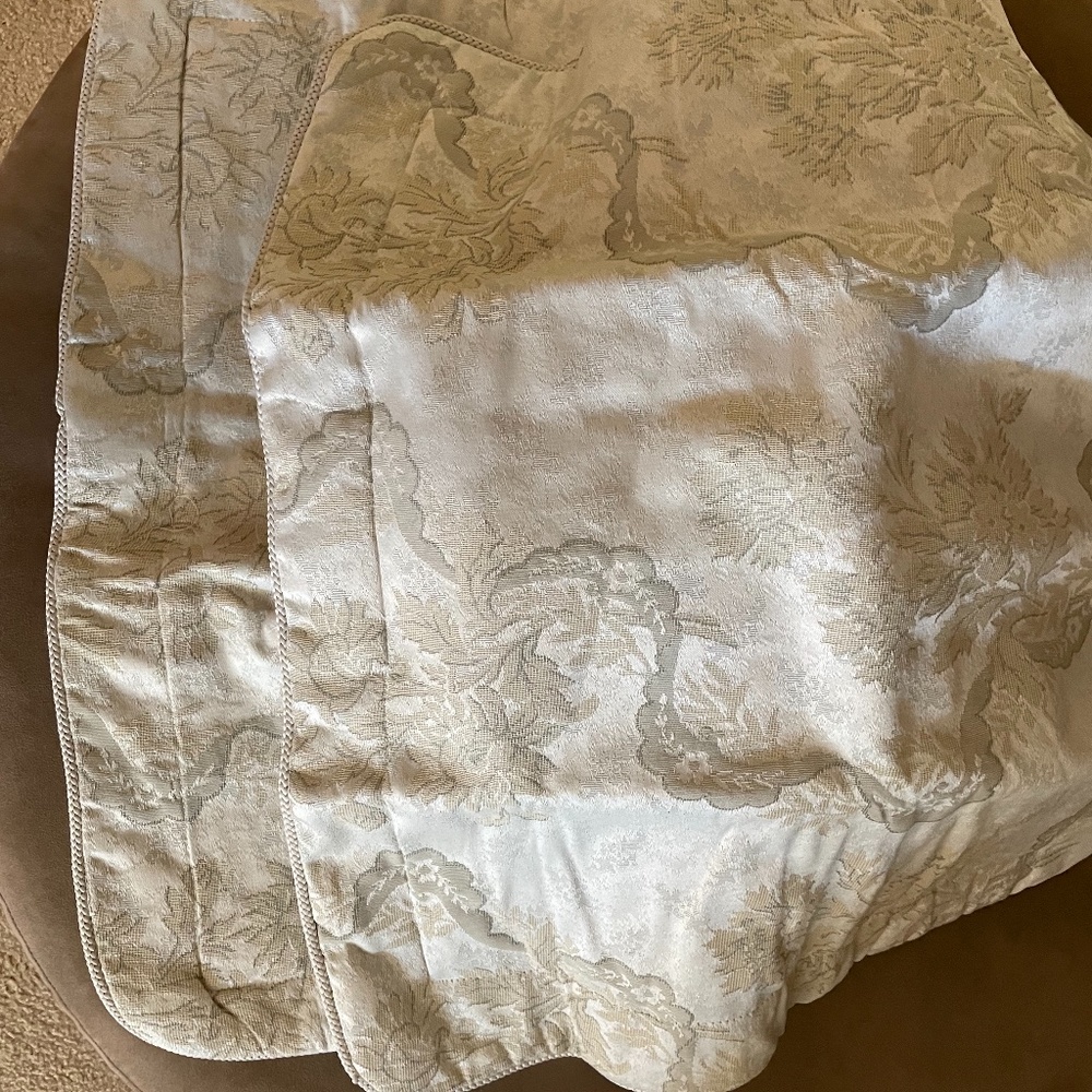 2 padded shams